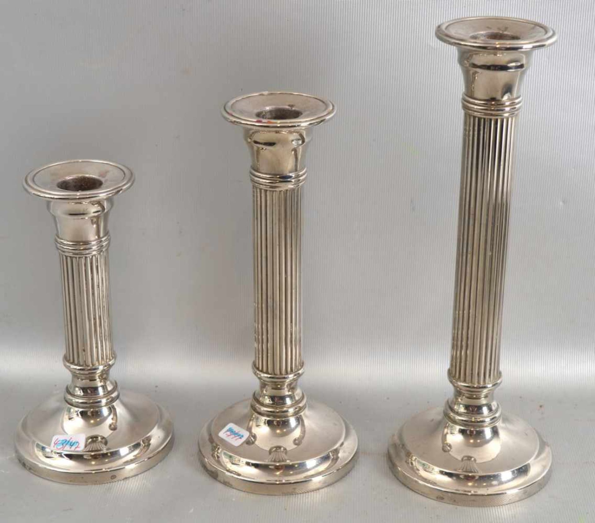 Konvolut drei Tischkerzenleuchter 1-lichtig, runder Fuß, gekehlter Schaft, H 23 cm, 19 cm und 16 cm