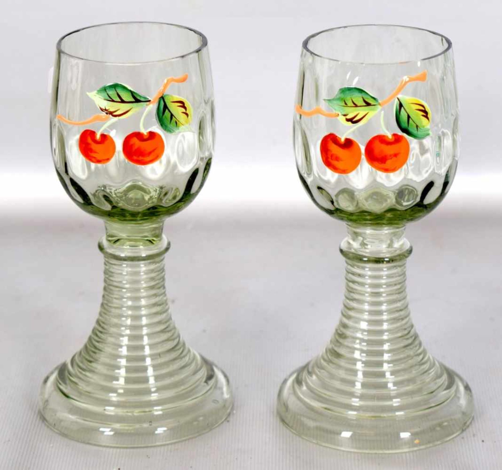 Zwei Weingläser hellgrünes Glas, Kelch mit bunter Obstbemalung, H 15 cm, 19. Jh.