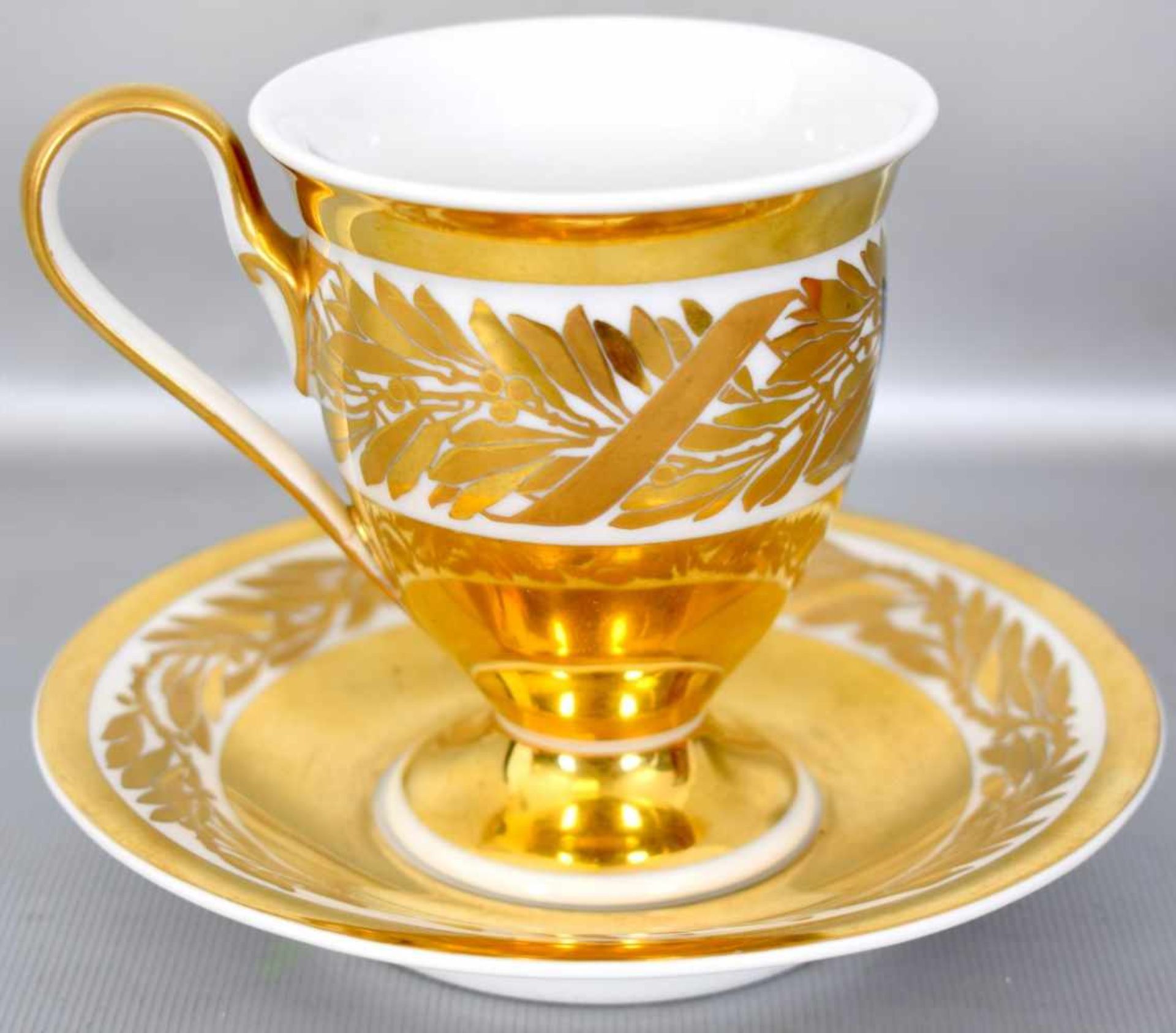 Prunk-Tasse mit Untertasse, gold, mit goldenen Ranke verziert, Eisernes Kreuz, 1914, FM KPM