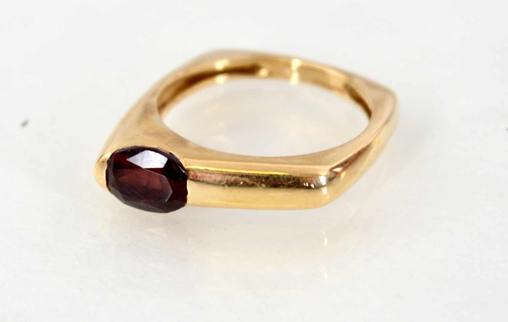 Damenring 14 kt. Gelbgold, moderne Form, mit Amethyst, RG 58