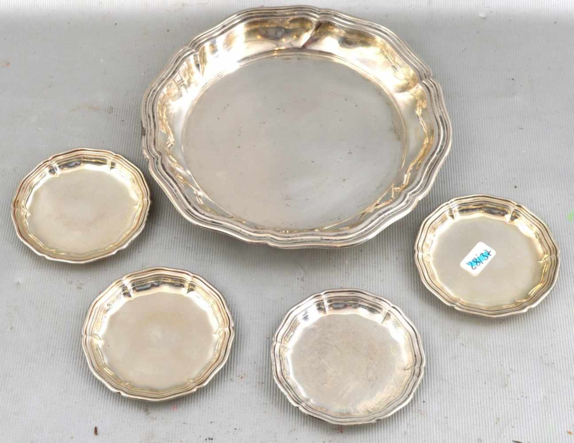 Tablett und drei Untersetzter rund, gewellter Rand, Dm 15 cm bzw. 7 cm, 800er Silber