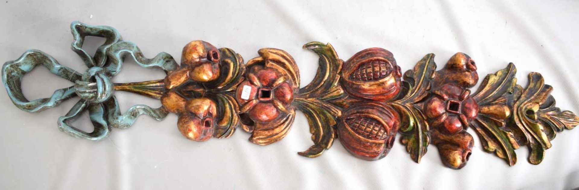 Verzierung Hartholz, geschnitzt, bunt bemalt, in Form einer Girlande, H 80 cm