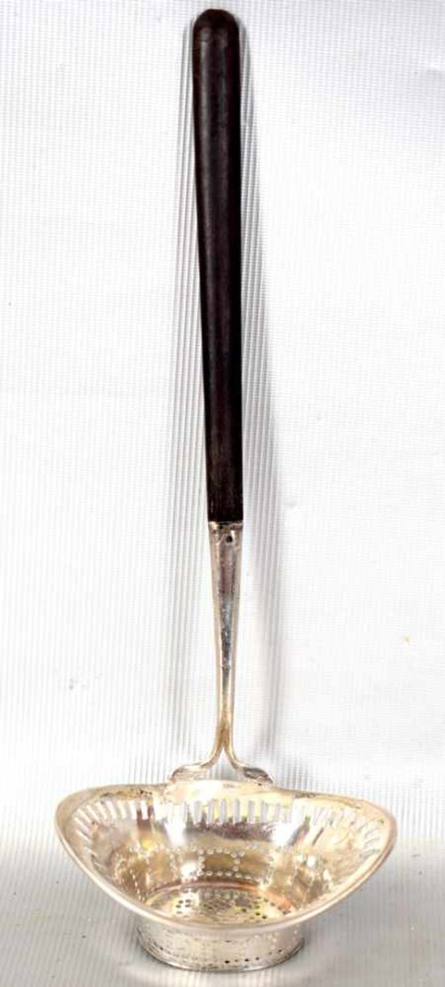Biedermeier-Teesieb oval, durchbrochen verziert, schwarzer Holzgriff, 19. Jh.