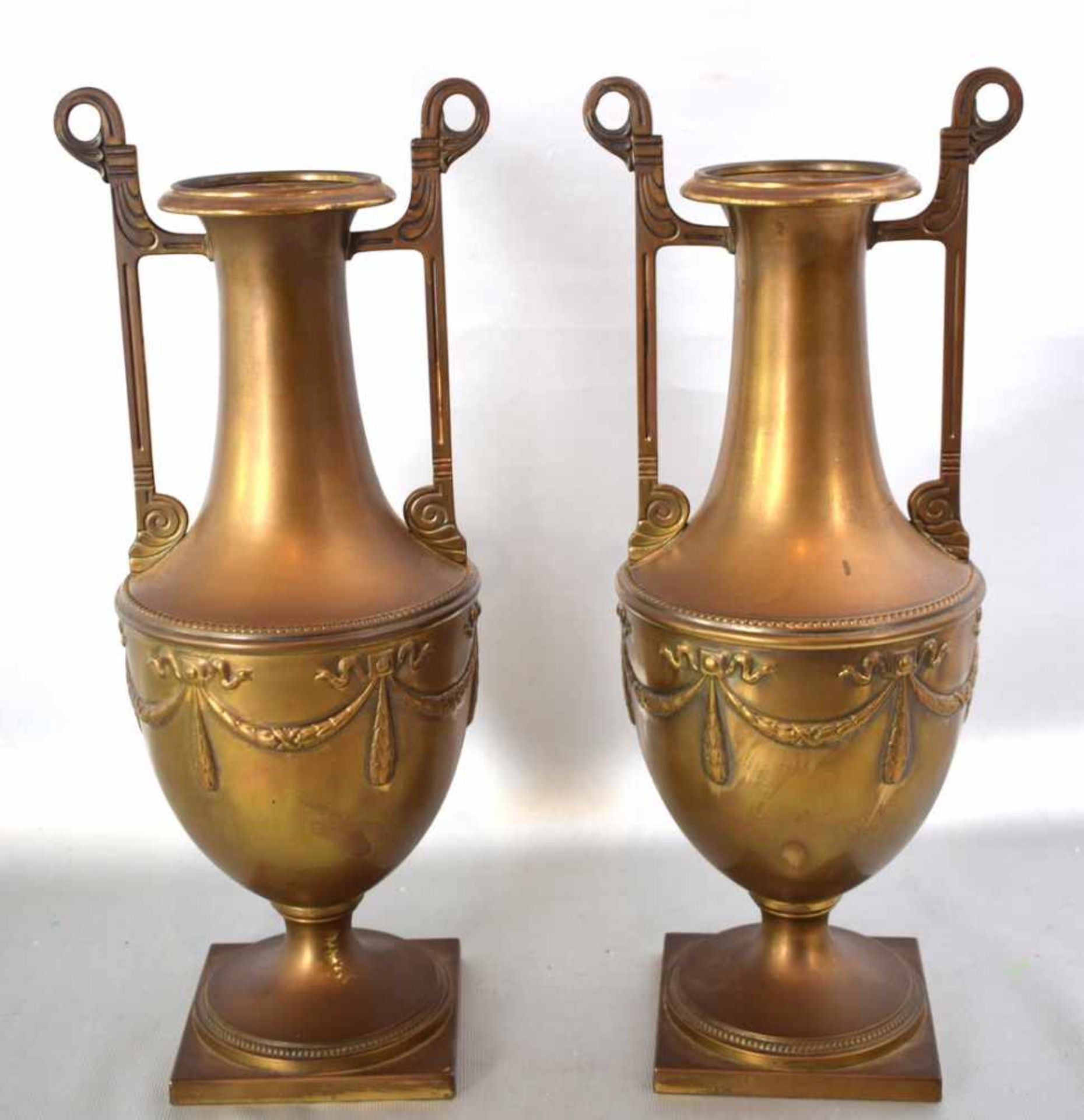 Paar Vasen Messing, kantiger Sockel, Wandung in Amphorenform, zwei verzierte Griffe, H 35 cm, um