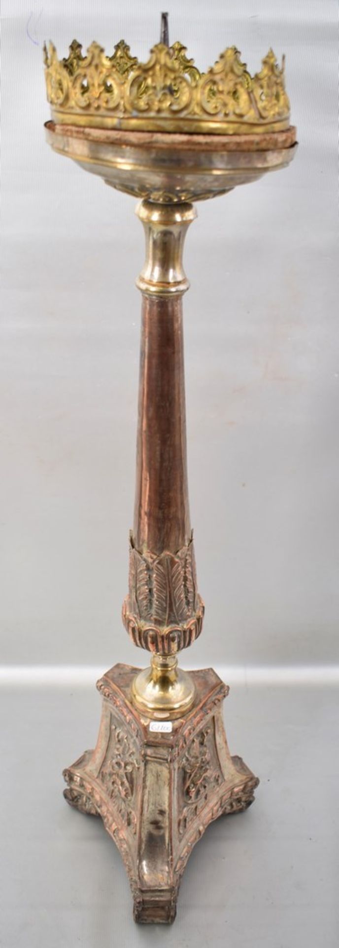 Standkerzenleuchter 1-lichtig, Kupfer, versilbert, von drei Seiten eingezogener Fuß, mit Ranken
