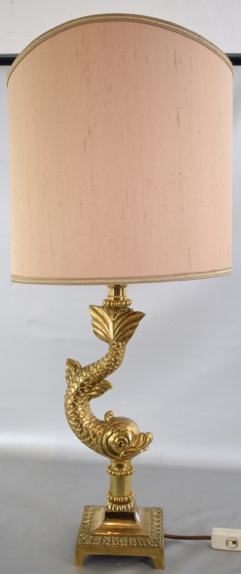 Tischlampe 1-lichtig, Messingfuß, in Form eines Fisches, auf rechteckigem Sockel, beigefarbener