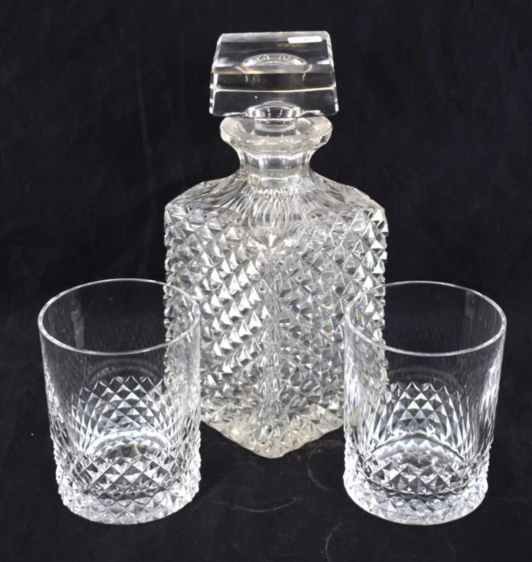 Karaffe mit zwei Gläsern farbl. Kristallglas, geschliffen verziert, H 22 cm