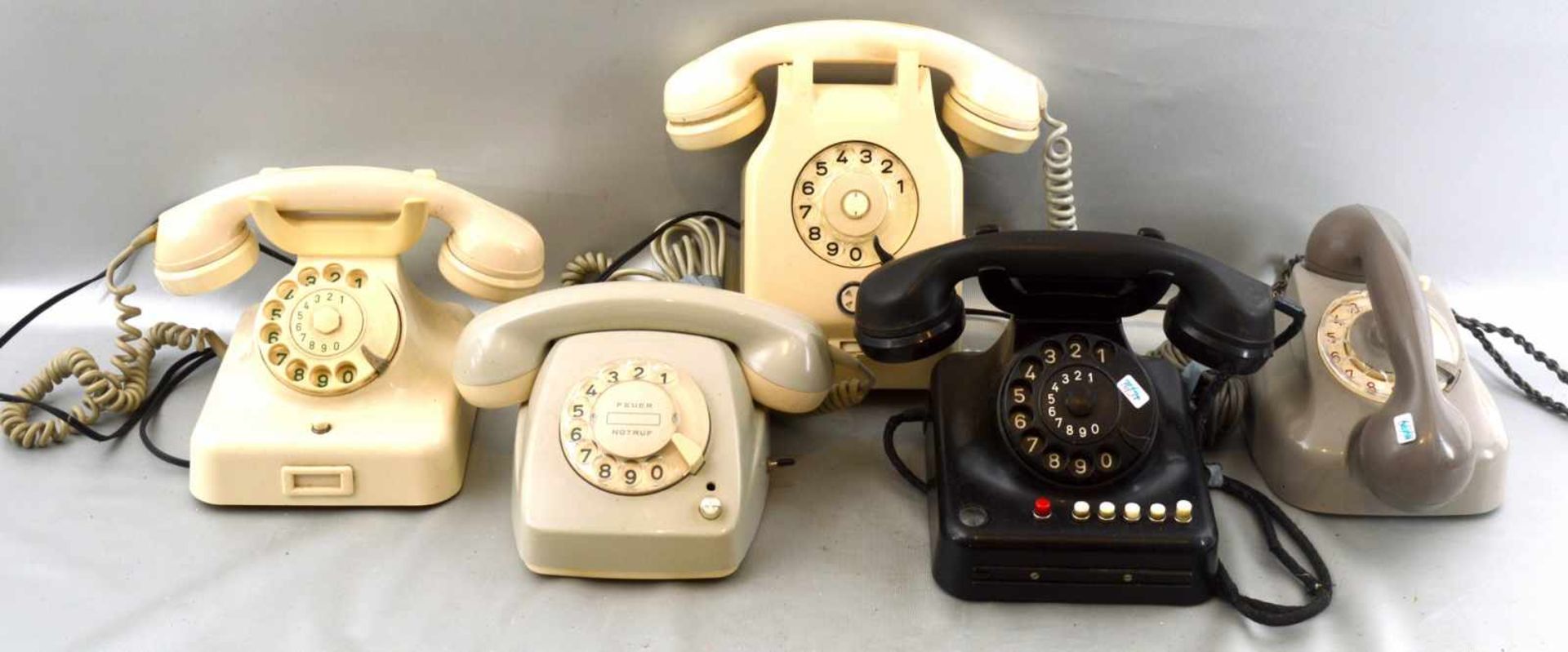 Konvolut fünf Telefone mit Wählscheibe, verschiedene Ausführungen, ein Telefon besch., 60er bis 80er