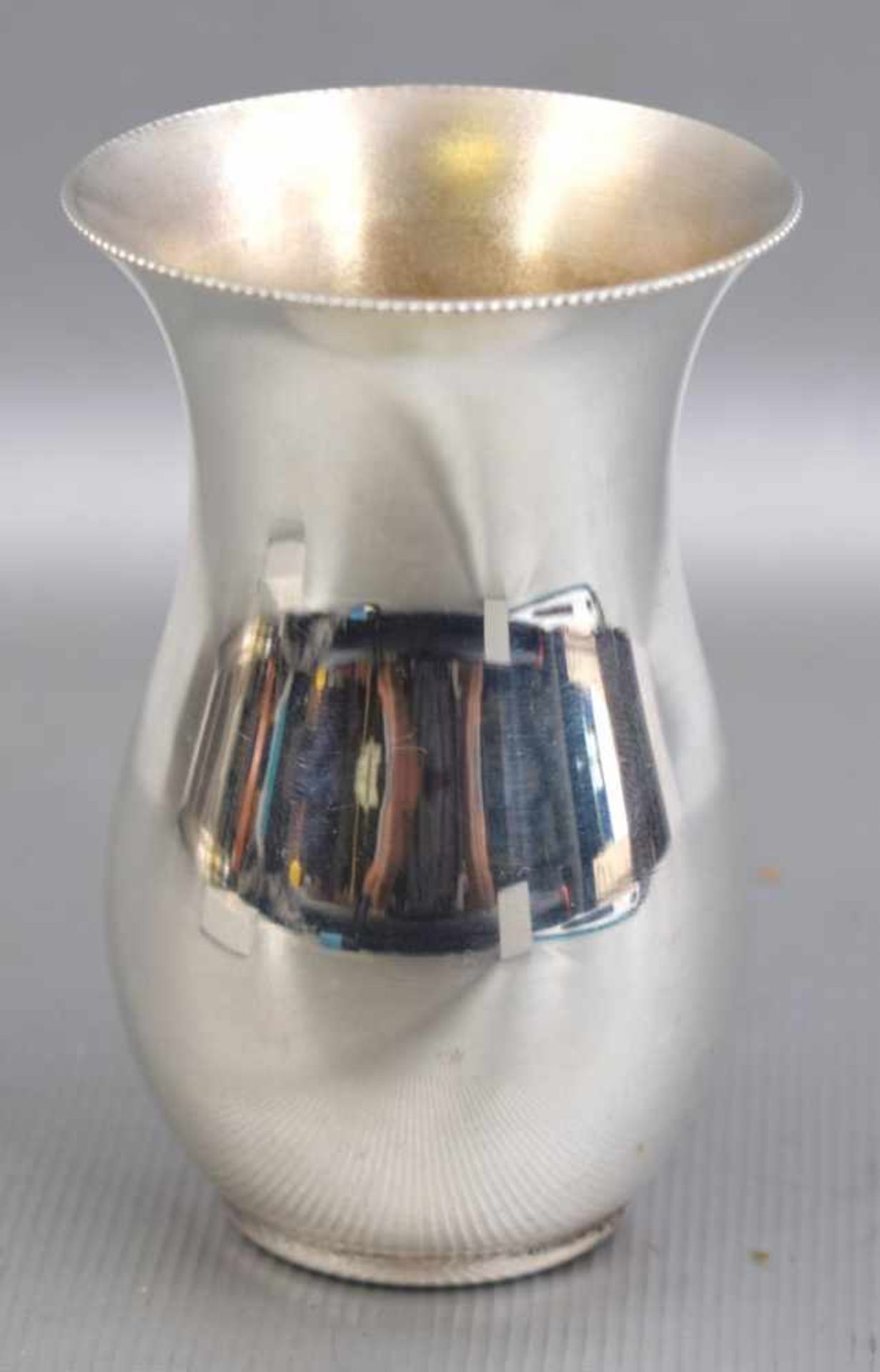Kleine Vase leicht gebaucht, Perlrand, H 7 cm