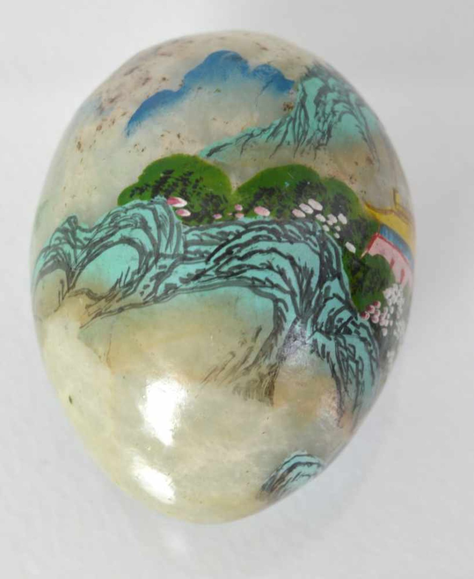 Jade-Ei mit asiatischer Landschaftsbemalung und Schriftzeichen, H 6 cm