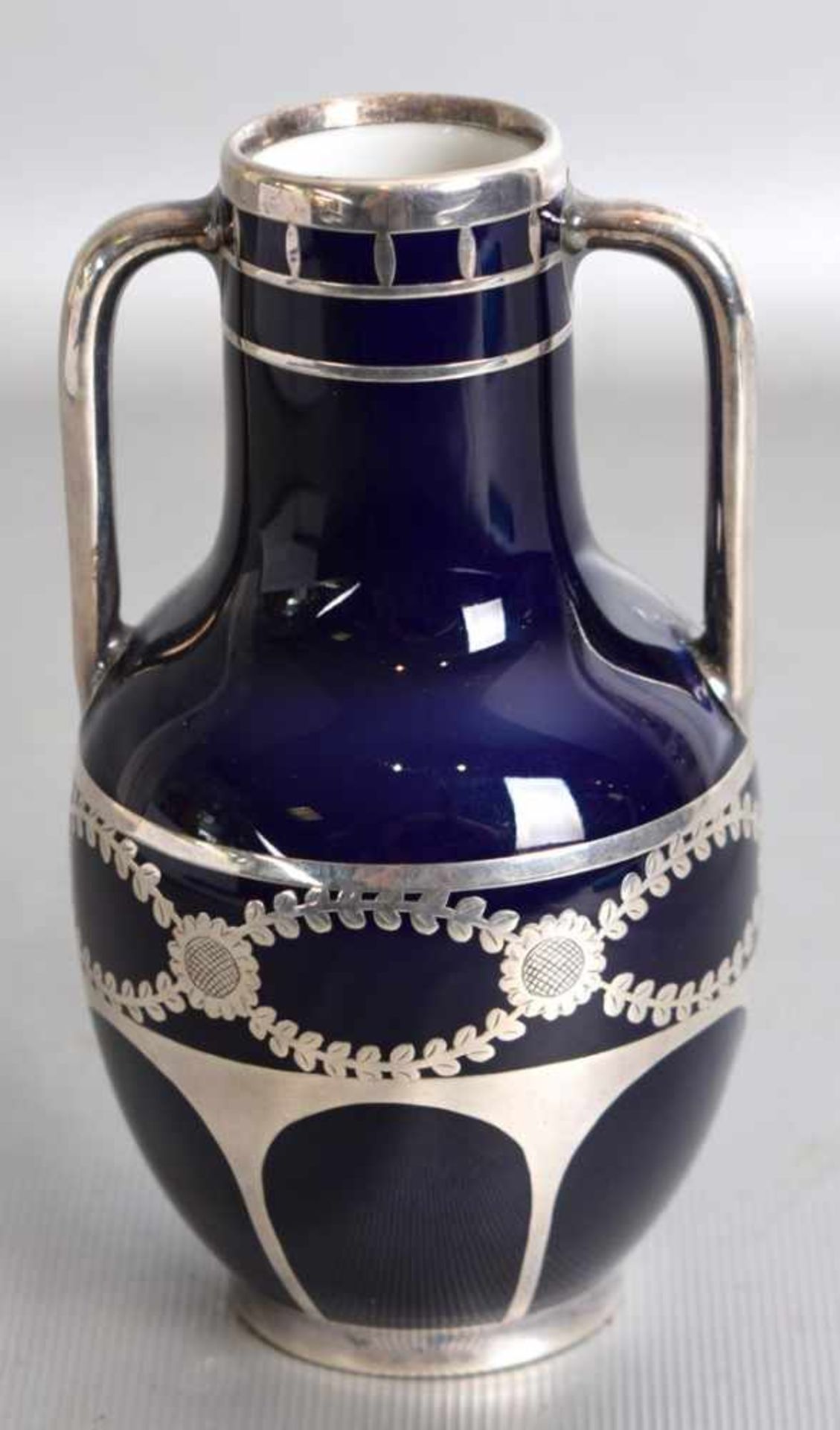 Vase kobaltblau, mit Silberummantelung, zwei Griffe, H 12 cm, FM Rosenthal