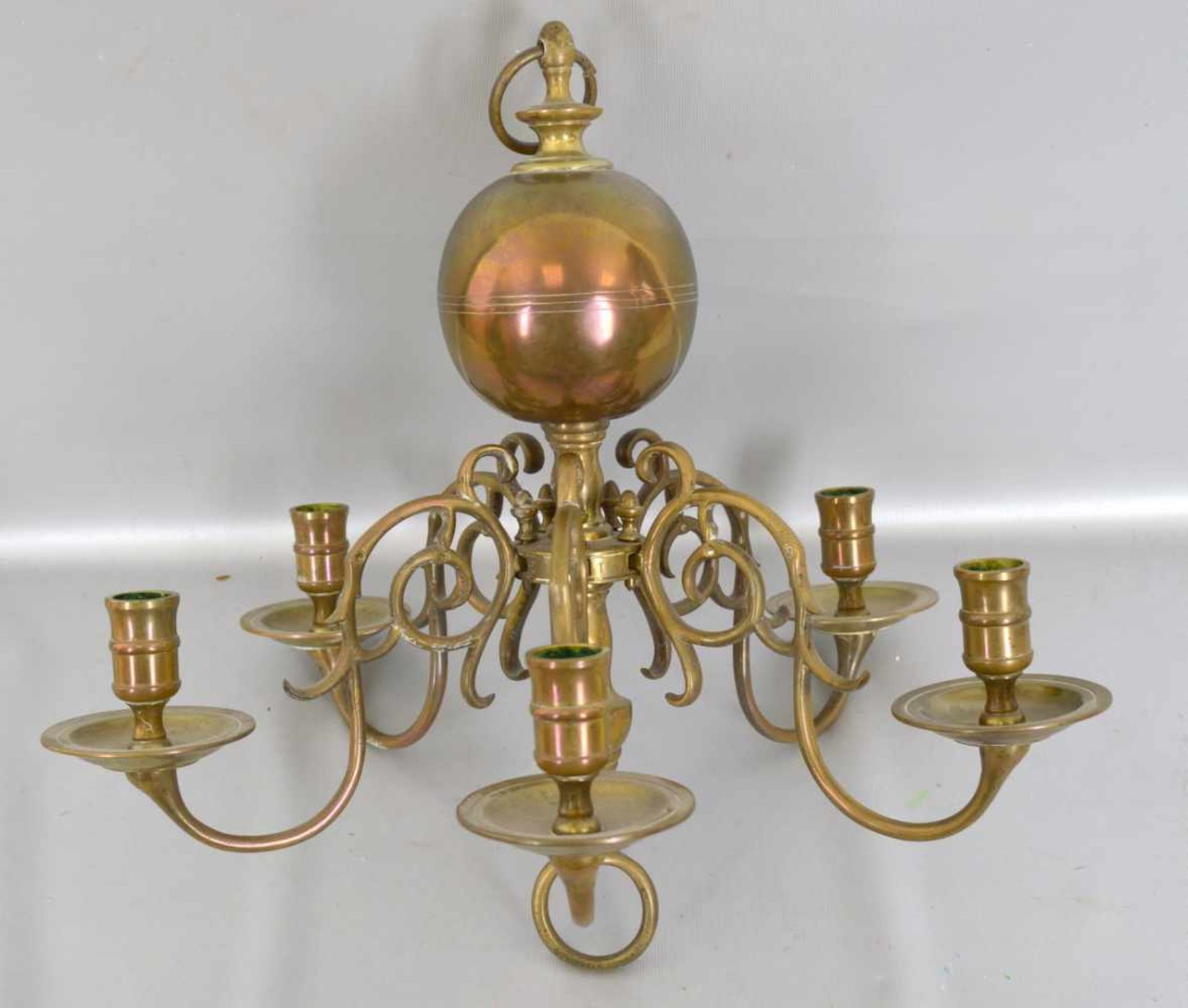 Deckenlampe 5-lichtig, Messing, mit fünf geschwungenen Armen, runder Schaft, H 45 cm, Dm 41 cm,