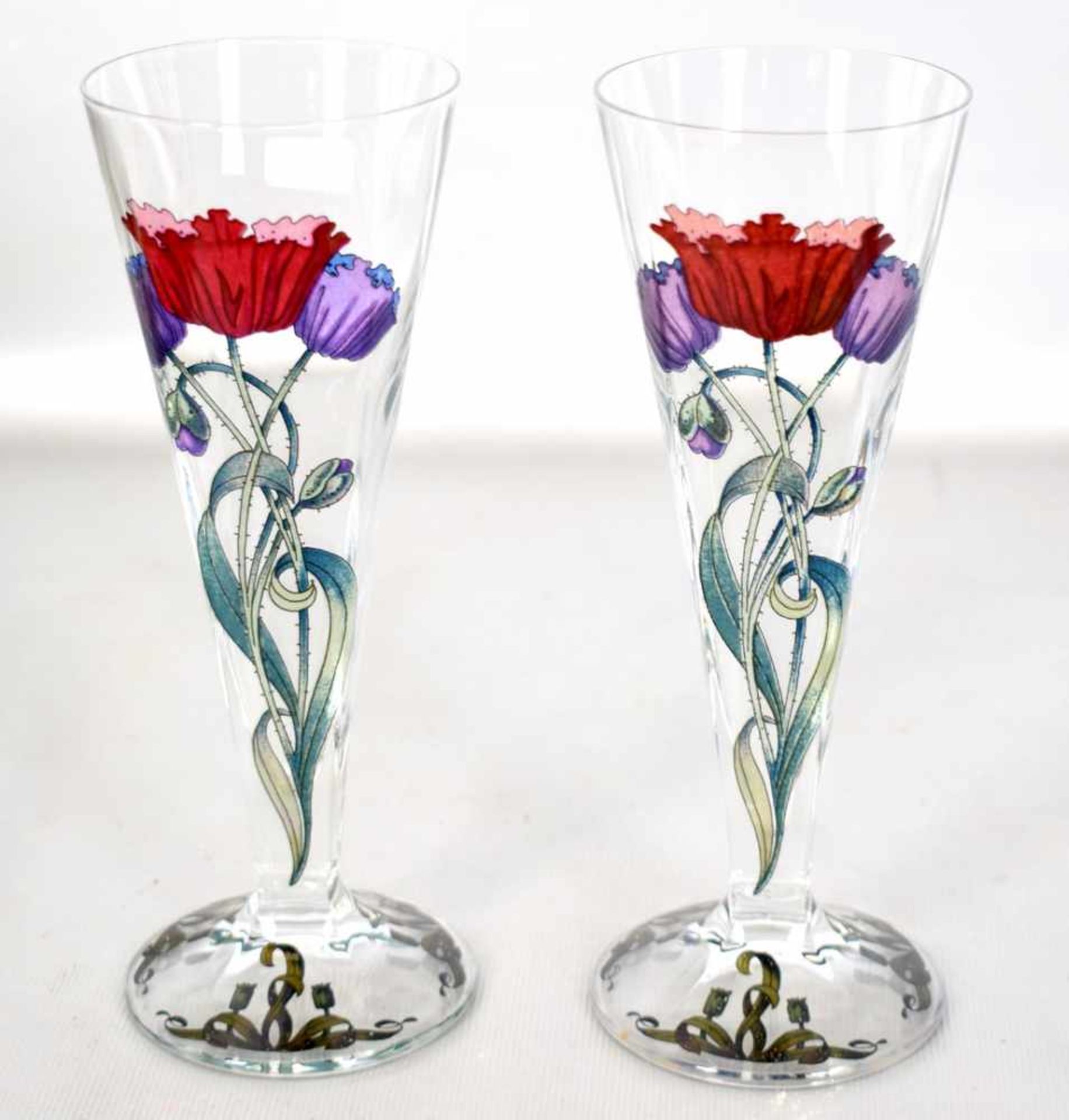 Zwei Jugendstil Sektgläser farbl. Glas, tropfenförmiger Kelch, mit bunter Blumenbemalung, H 18 cm