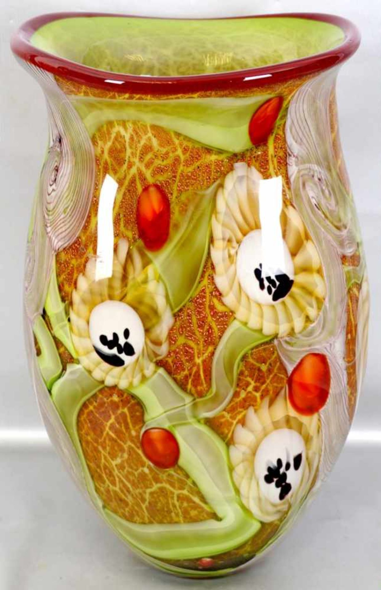 Vase farbl. Glas, mit bunter Farbeinschmelzung, breiter roter Rand, H 34 cm, Dm 23 cm, Murano,