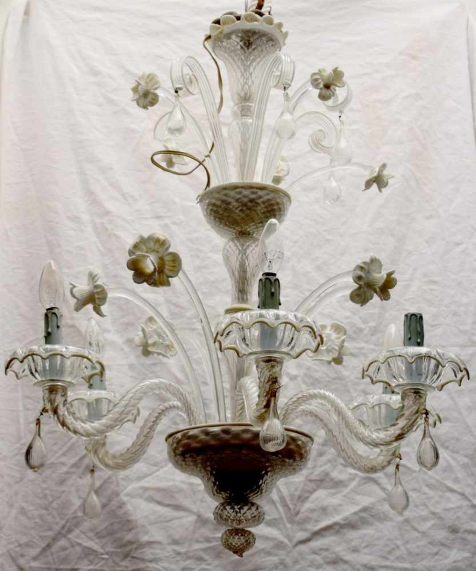 Venezianische Deckenlampe 6-lichtig, rund, farbl. Glasanhänger, mit Ranken und plastischen Blüten