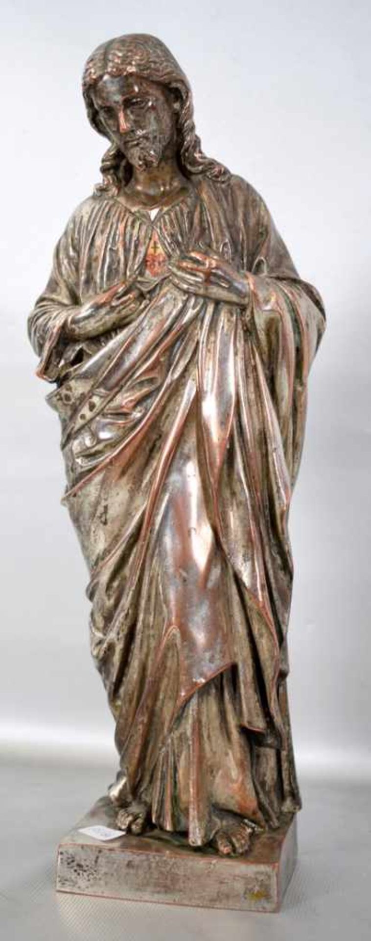 Christusskulptur Kupfer, versilbert, auf rechteckigem Sockel stehend, mit blutendem Herz, H 30 cm,