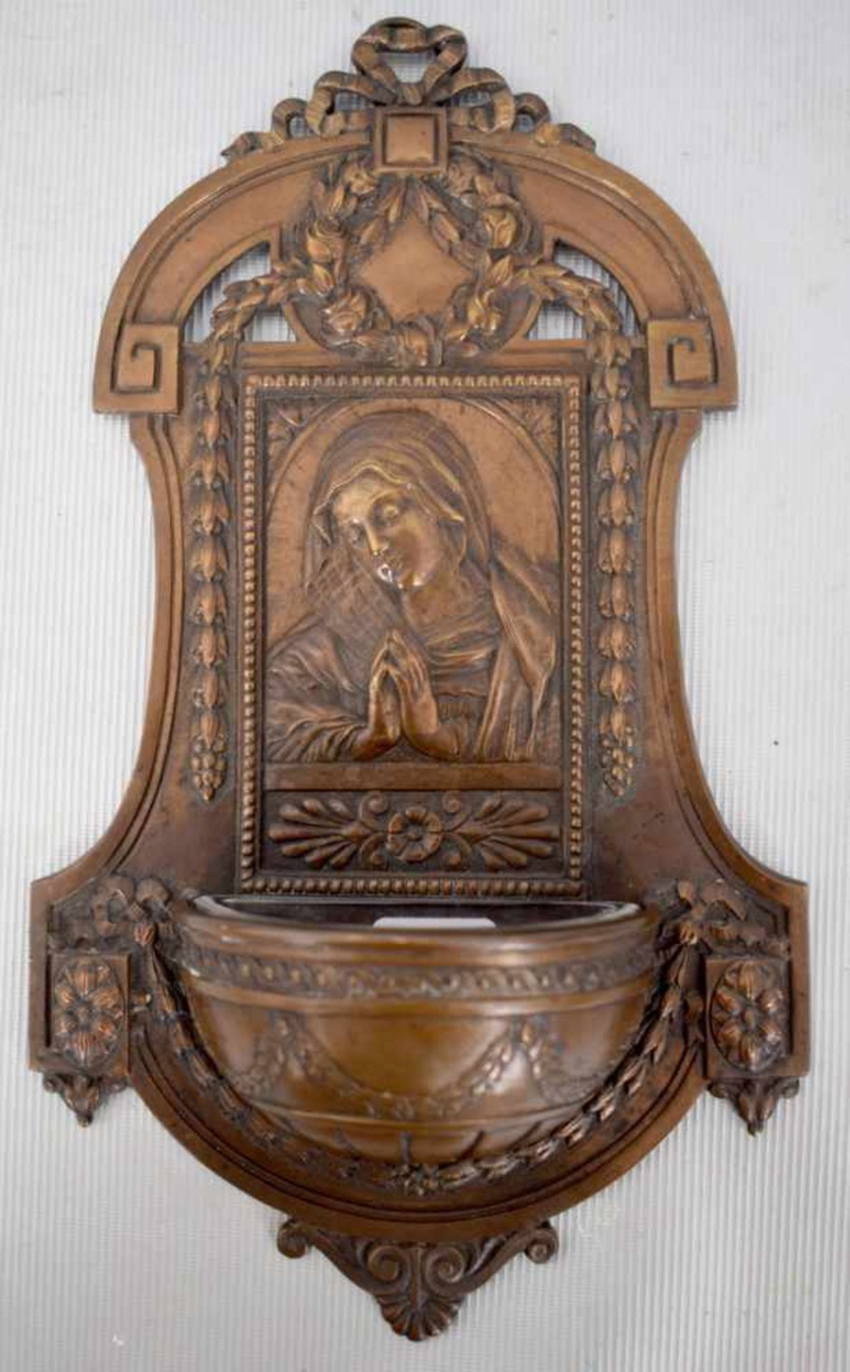 Weihwassergefäß Kupfer, mit Portrait der Mutter Gottes und Ranken verziert, farbl. Glaseinsatz, H 19