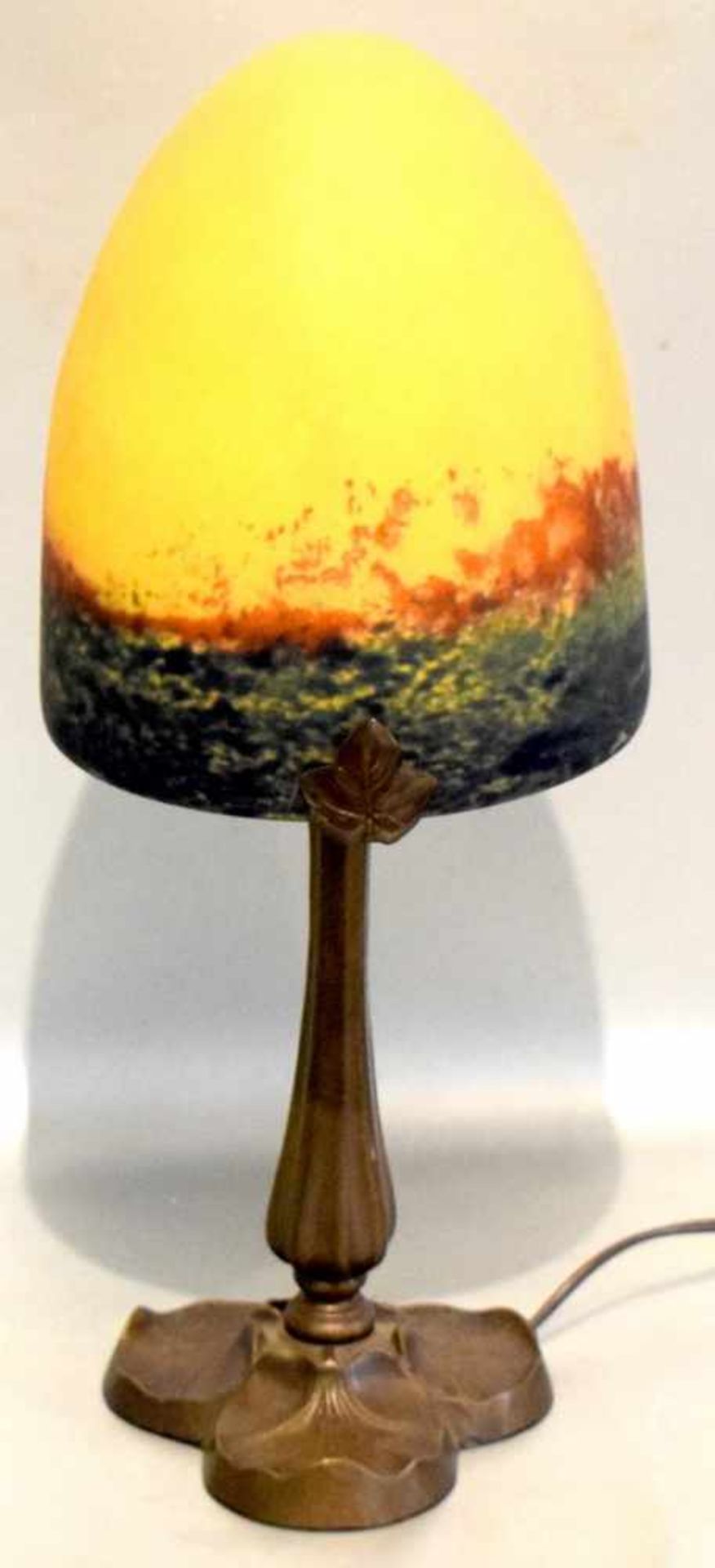 Tischlampe im Jugendstil-Stil, 1-lichtig, Metallfuß, Glasschirm mit bunt verlaufenden Farben, in