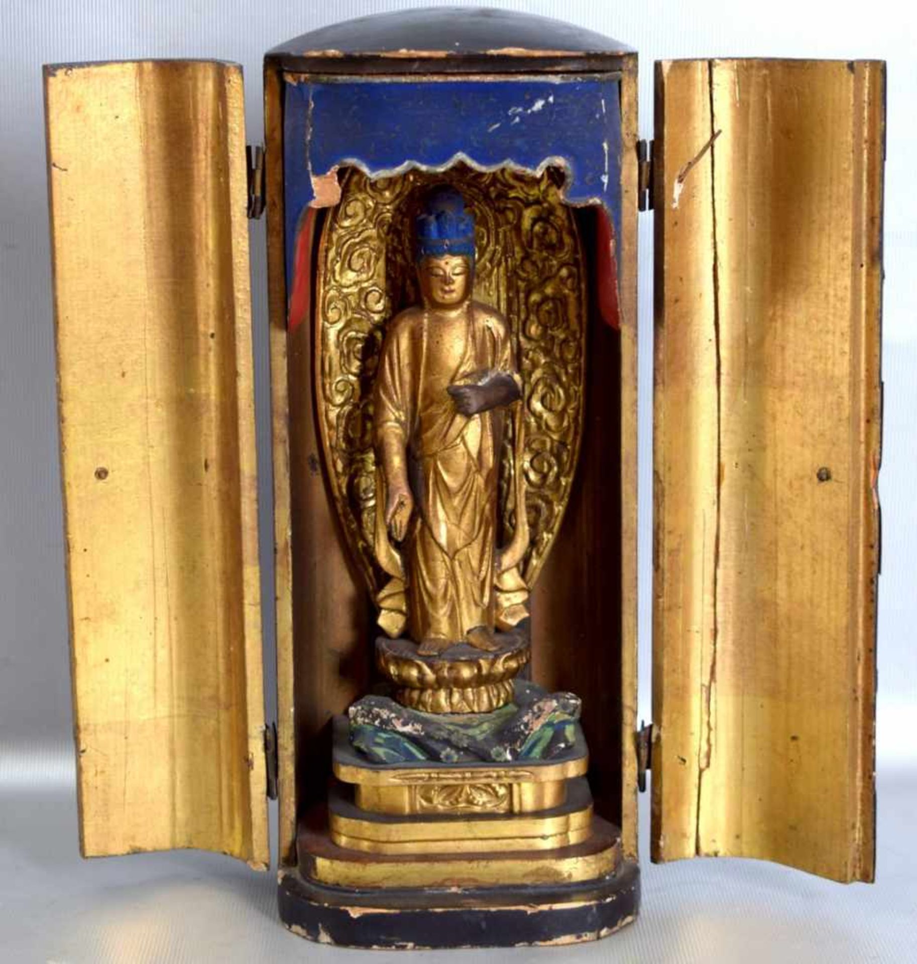 Buddha im Schrein Hartholz, gold verziert, H 27 cm, 19. Jh.