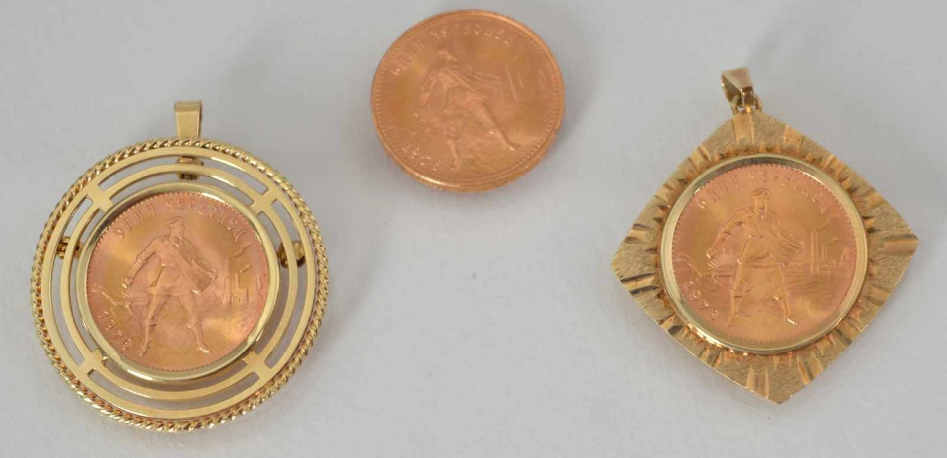 Drei russische Goldmünzen 2 Münzen mit Fassung, Fassung 14kt. Gelbgold, Münzen 900er Gelbgold,
