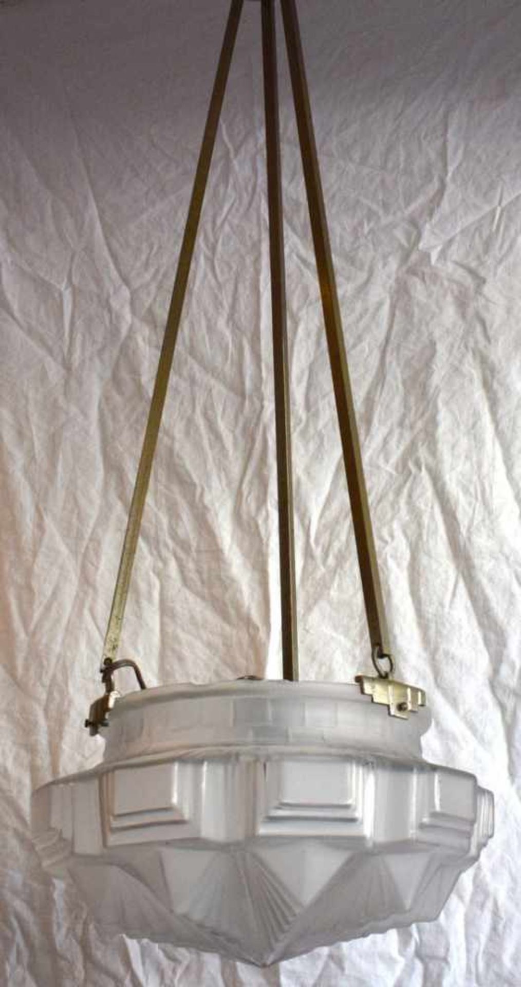Art Deco Deckenlampe 1-lichtig, drei Metallstäbe, runder Glasschirm, verziert, H 88 cm, Dm 34 cm,