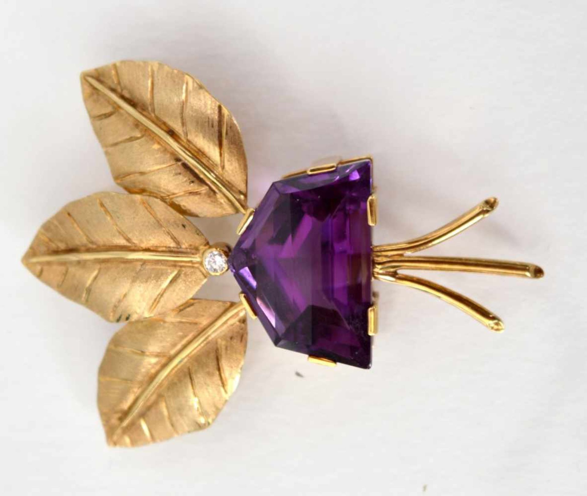 Anstecknadel 14 kt. Gelbgold, in Blütenform, mit großem Amethyst und Brillant,