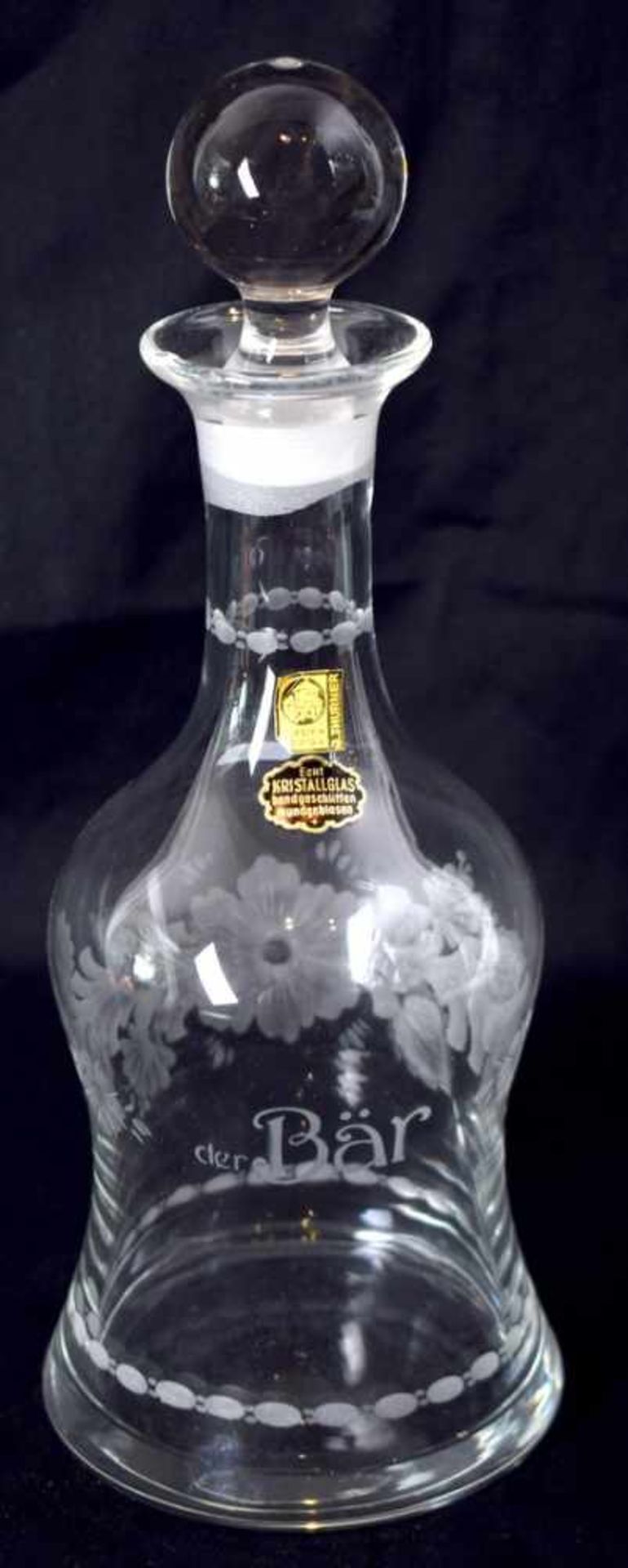 Karaffe farbl. Glas, geschliffen verziert, leicht gebaucht, mit Blumenranken verziert, H 28 cm