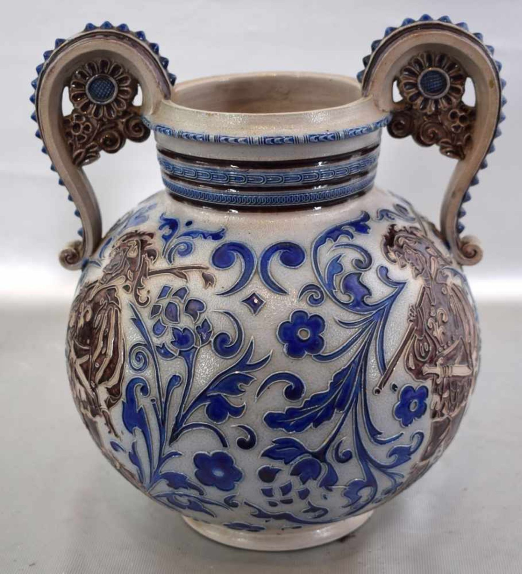 Historismus-Vase grau glasiert, Wandung mit blauen Ranken und braunen Soldaten, geritzt, zwei