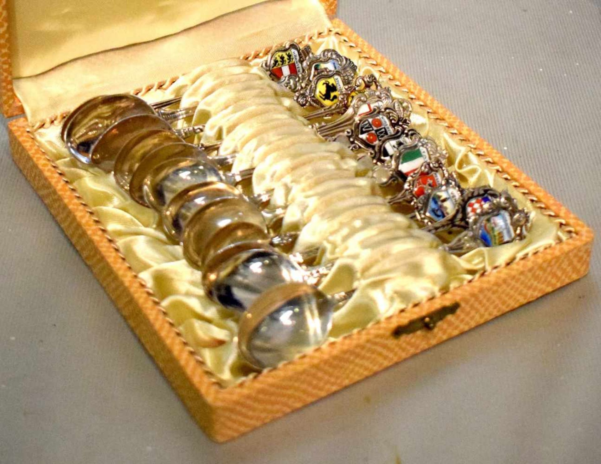 Konvolut 12 Löffel Löffel mit unterschiedlichen Wappen verziert, 800er Silber