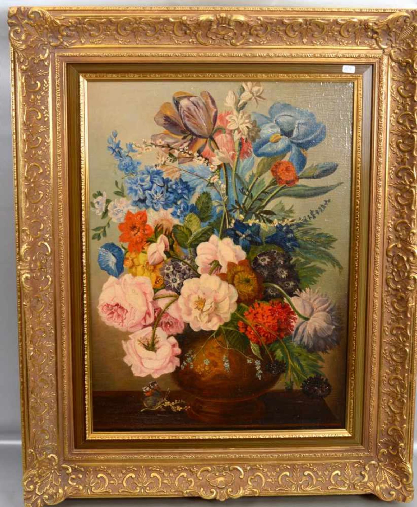 Unbekannter Malerum 1900, Blumenstilleben in Vase mit Schmetterling, Öl/Lwd., 40 X 54 cm,