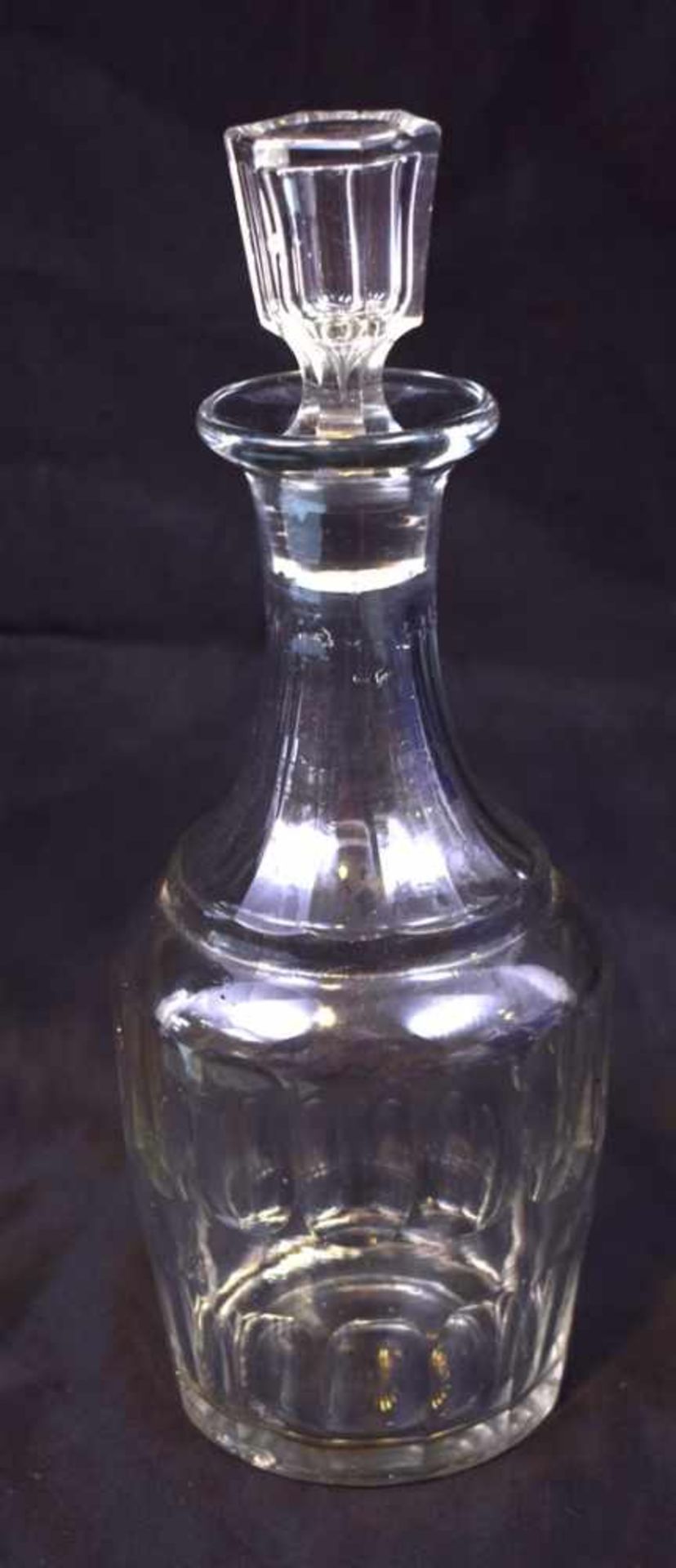 Karaffefarbl. Glas, facettiert geschliffen, H 26 cm, 19. Jh.