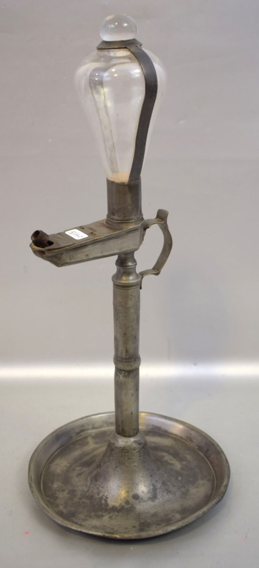 Öllamperunder Fuß mit Tropfenfänger, runder Schaft, farbl. Glaskolben, H 40 cm, 1. Hälfte 19. Jh.