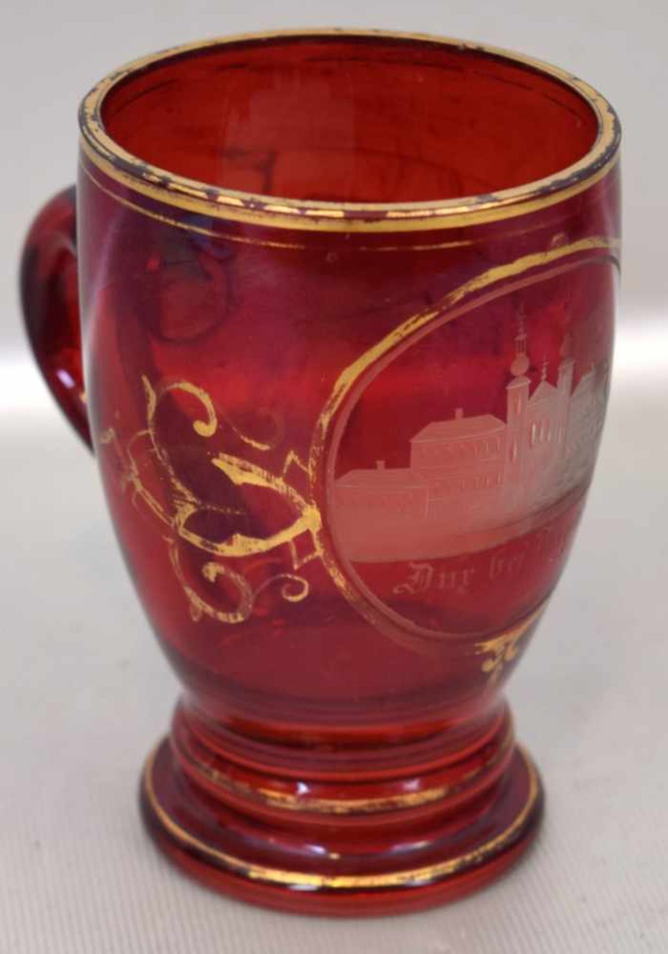 Andenkenglasrubinfarbenes Glas, mit Aufschrift " Burg bei Teblitz", gold verziert, ein Griff, H 11