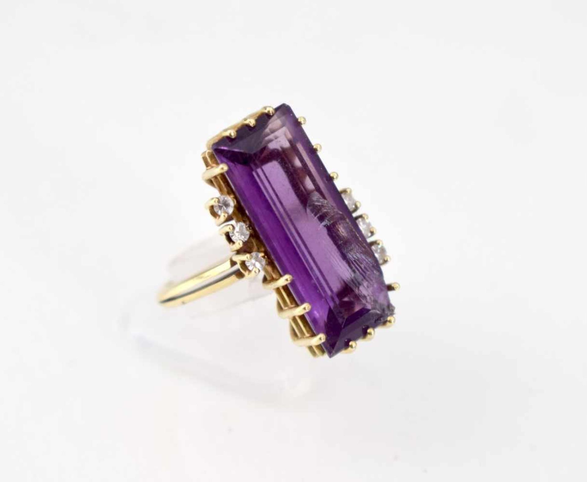 Damenring14 kt. Gelbgold, mit Amethyst, besch., im Baguetteschliff, mit sechs Brillanten, RG 56