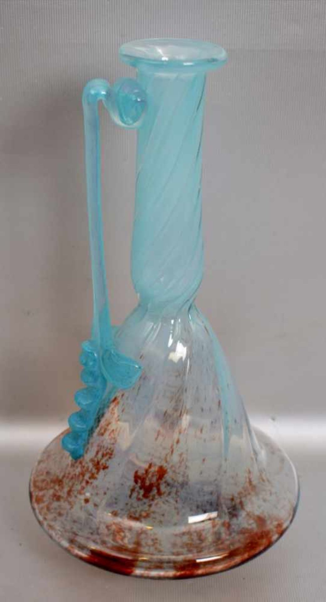 Vasefarbl. Glas, rund, mit braun/blauem Verlauf, verzierter Griff, H 26 cm, FM Murano