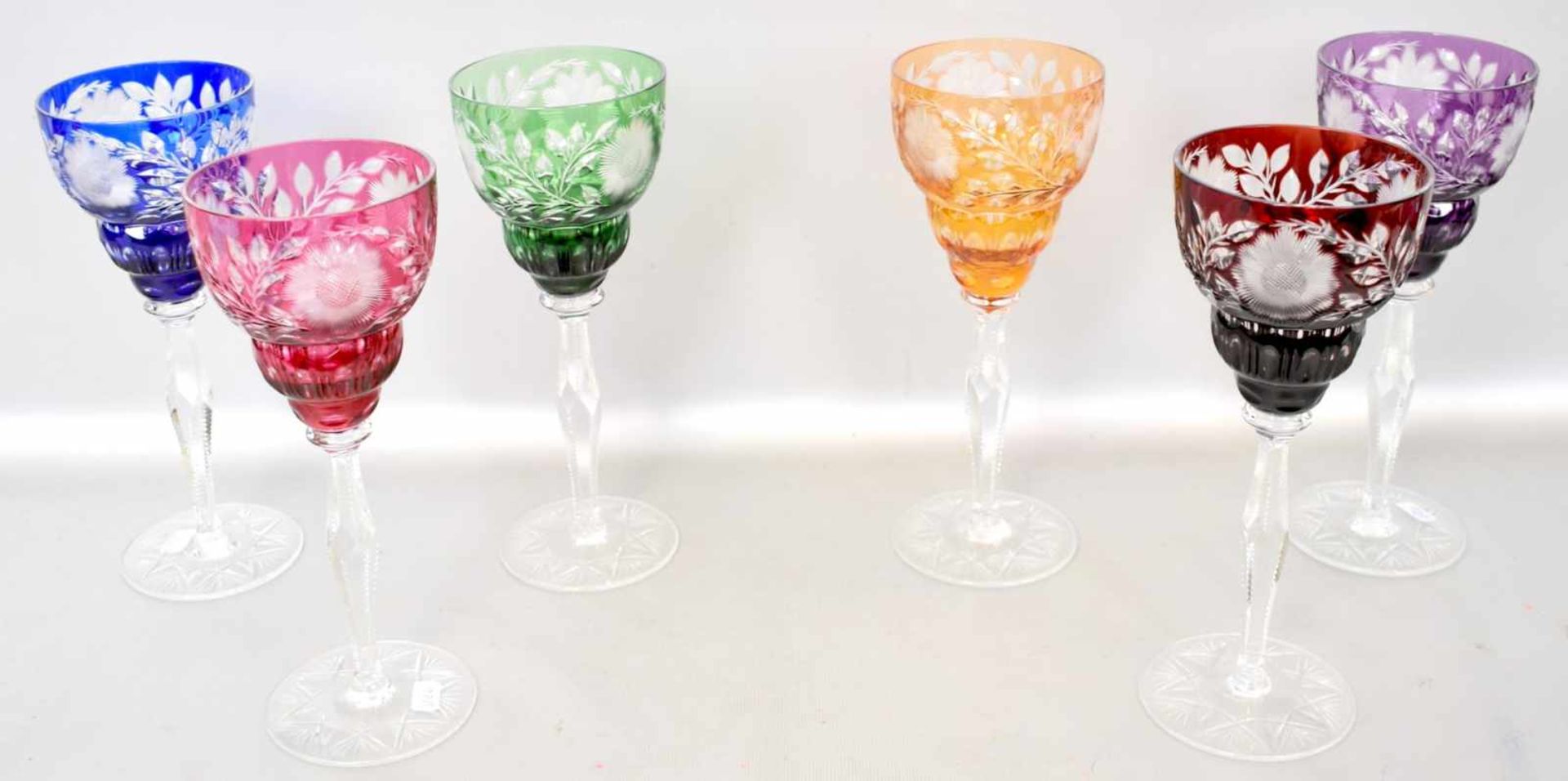 Sechs Weingläserfarbl. Glas, facettiert geschliffen, mit buntem Überfang, H 21 cm