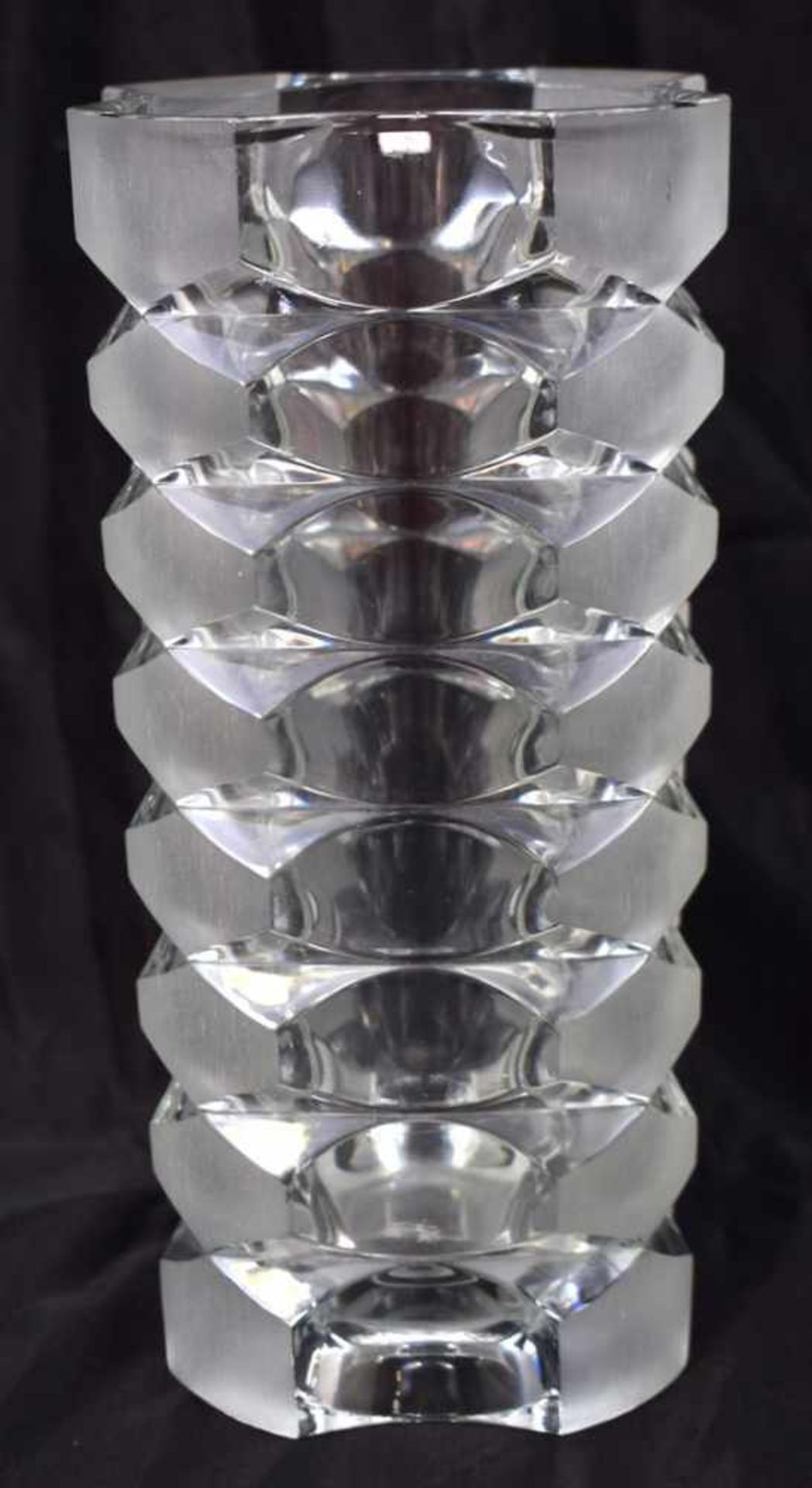 Vasefarbl. Glas, geschliffen verziert, quadratische Form, im Boden sign., H 25 cm, Frankreich