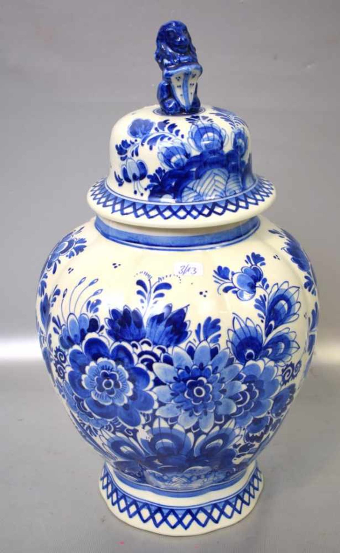 Deckelvasebeigefarben, rund, mit blauer Blumenbemalung, Deckel mit Löwe verziert, H 35 cm, FM Delft
