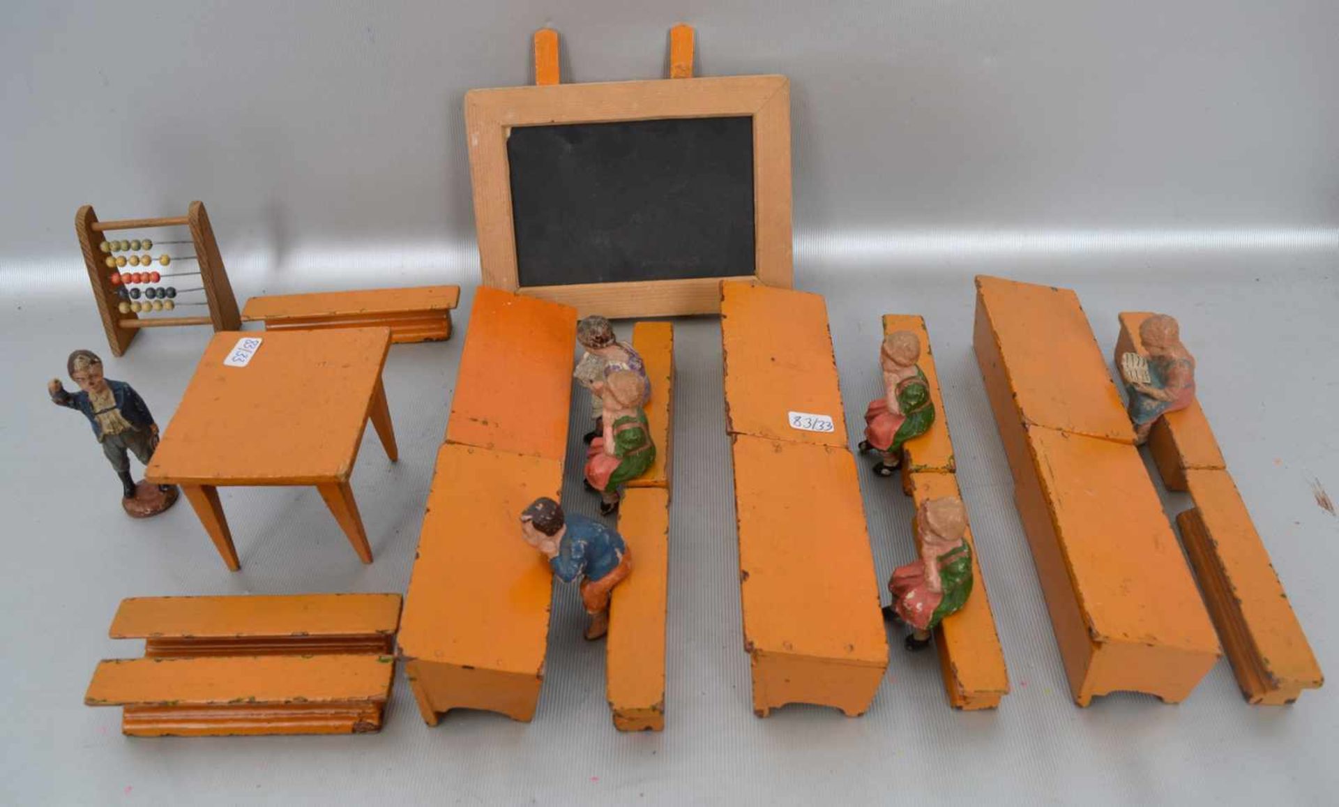 SchulklasseSchulbänke- und Tische, Tafel und Abakus, mit sieben Elastolinfiguren, bunt bemalt, um