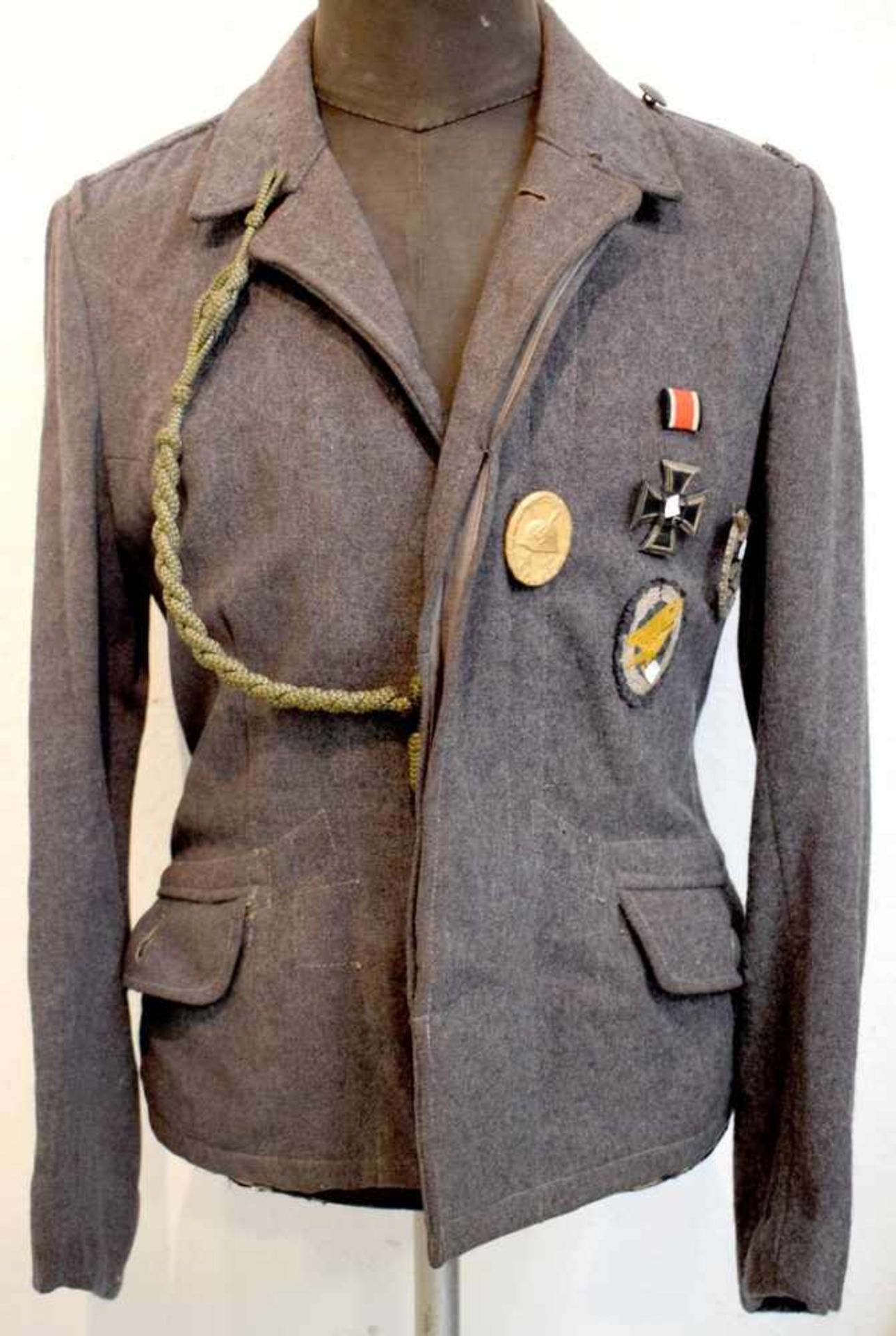 Uniformjacke mit Ordengraue Uniformjacke, mit drei Orden und einem Aufnäher, Luftwaffe, um 1930/40