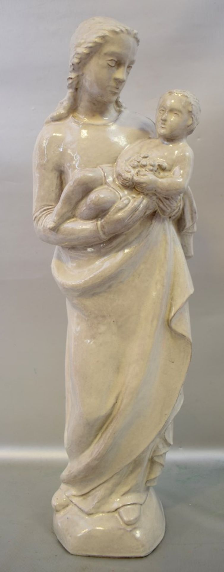 Mutter Gottes mit Kindauf Sockel stehend, beigefarben glasiert, H 52 cm, 19. Jh.