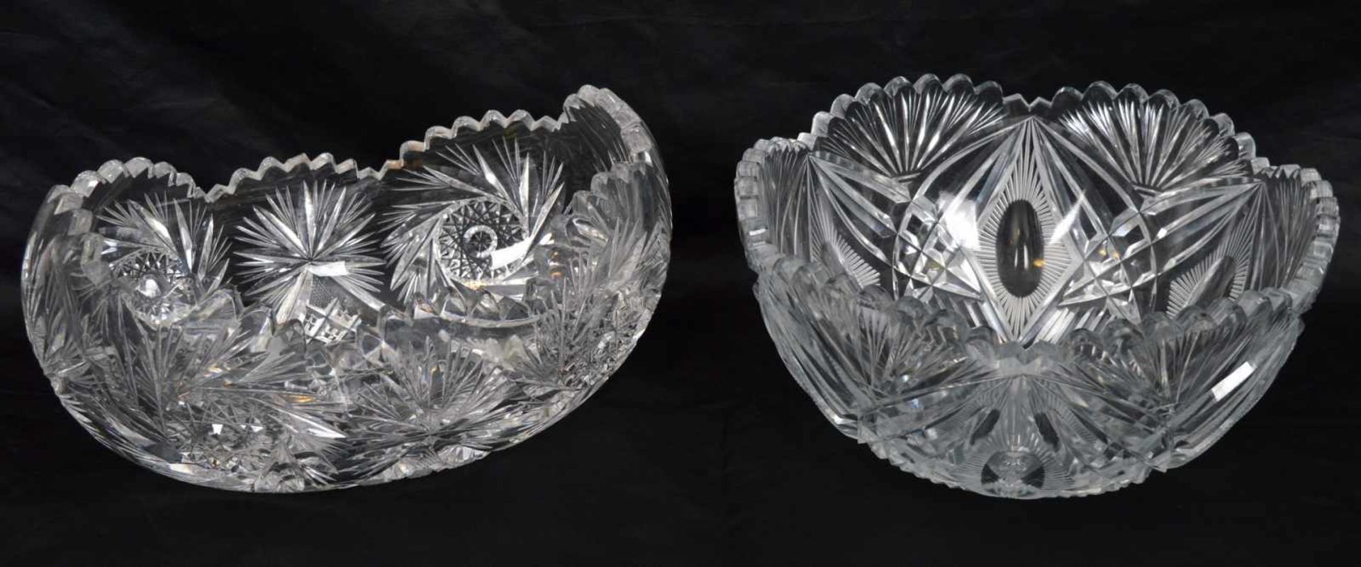 Zwei Aufsatzschalenfarbl. Kristallglas, geschliffen verziert, gezackter Rand, rund bzw. oval, H 12