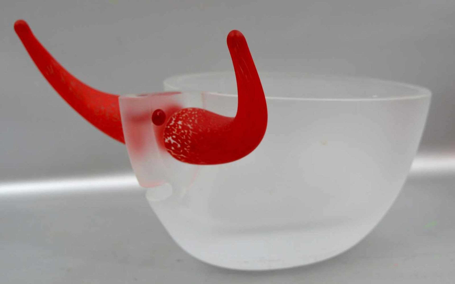 Schalerund, mattiertes Glas, moderne Darstellung eines Stiers, mit zwei roten Hörnern, sign.