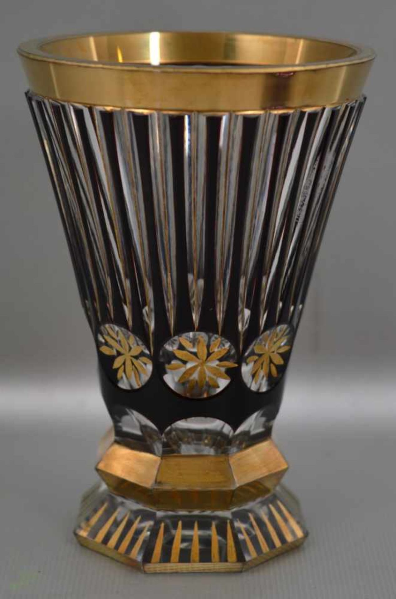 Zierglasfarbl. Glas, geschliffen, mit goldenem Überfang, H 12 cm