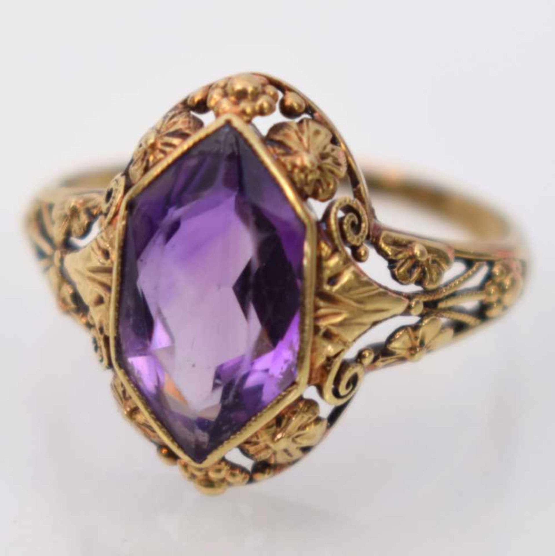 Kinderring14 kt. Gelbgold, durchbrochen verziert, mit Amethyst, RG 51, um 1900