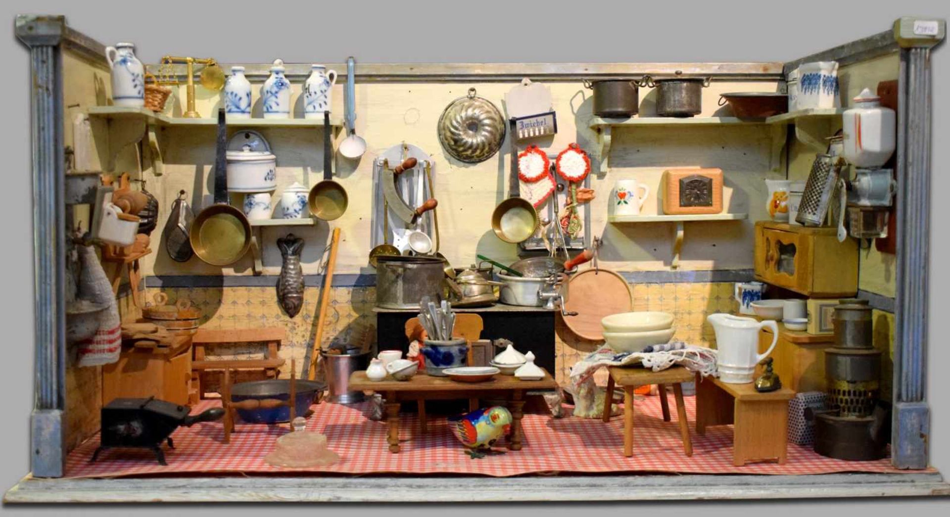 PuppenstubeKüche mit Möbeln, mit Geschirr, Zubehör und Püppchen, elektrifiziert, H 36 cm, B 71 cm, T