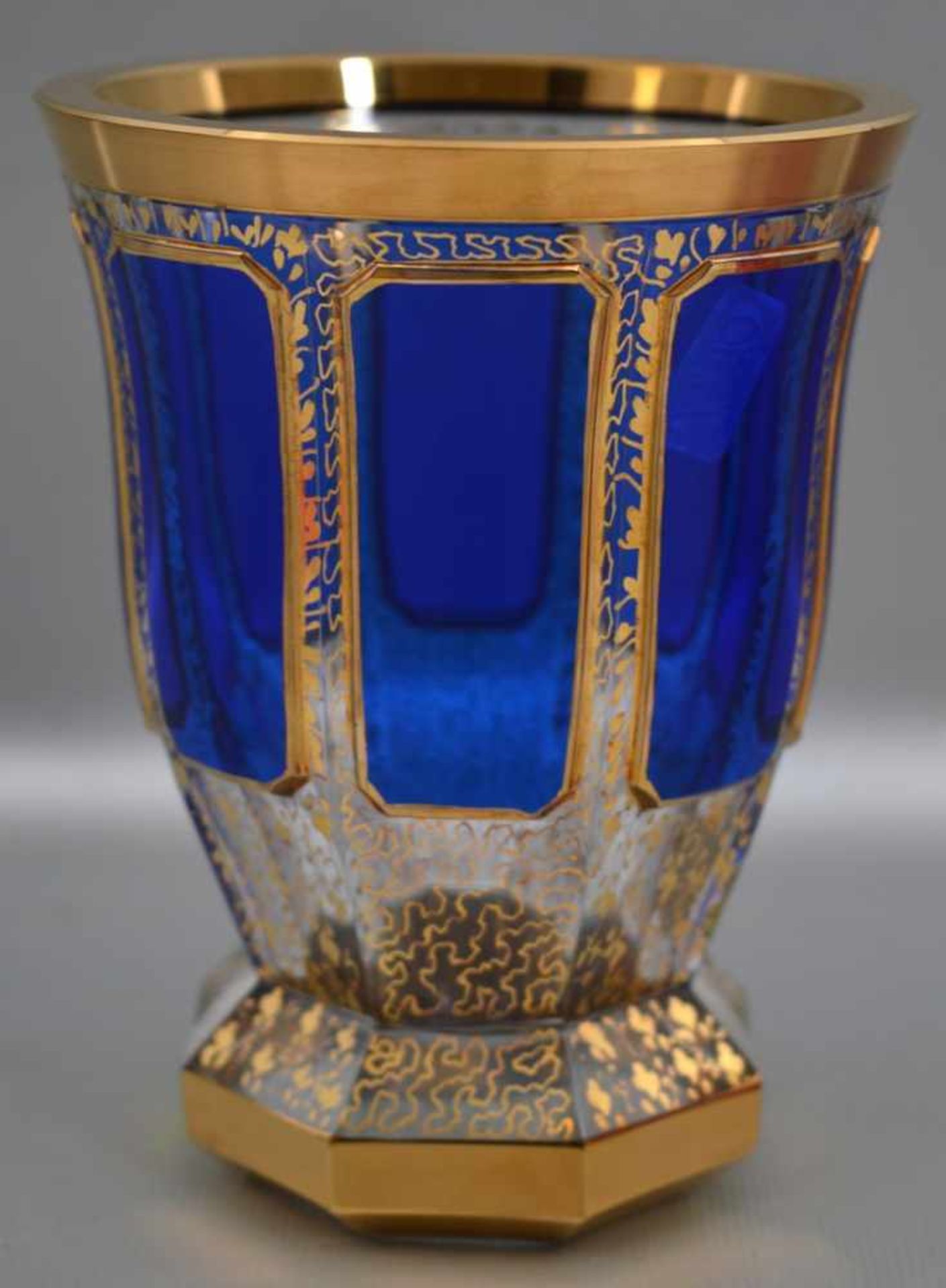 Zierglasfarbl. Glas, facettiert geschliffen, gold und blau bemalt, H 12 cm