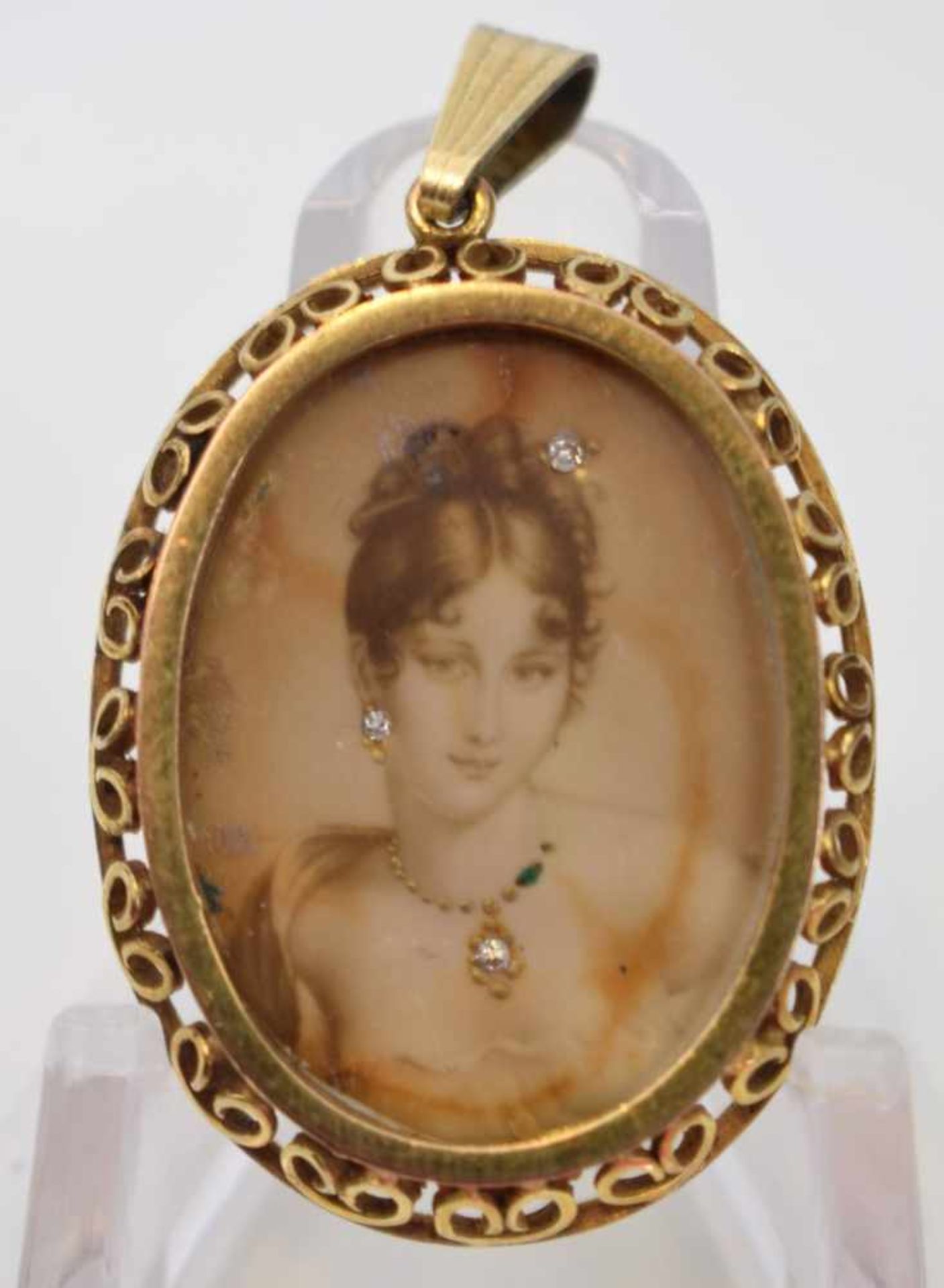 Medaillon14 kt. Gelbgold, durchbrochen verziert, mit Portrait einer jungen Frau, mit