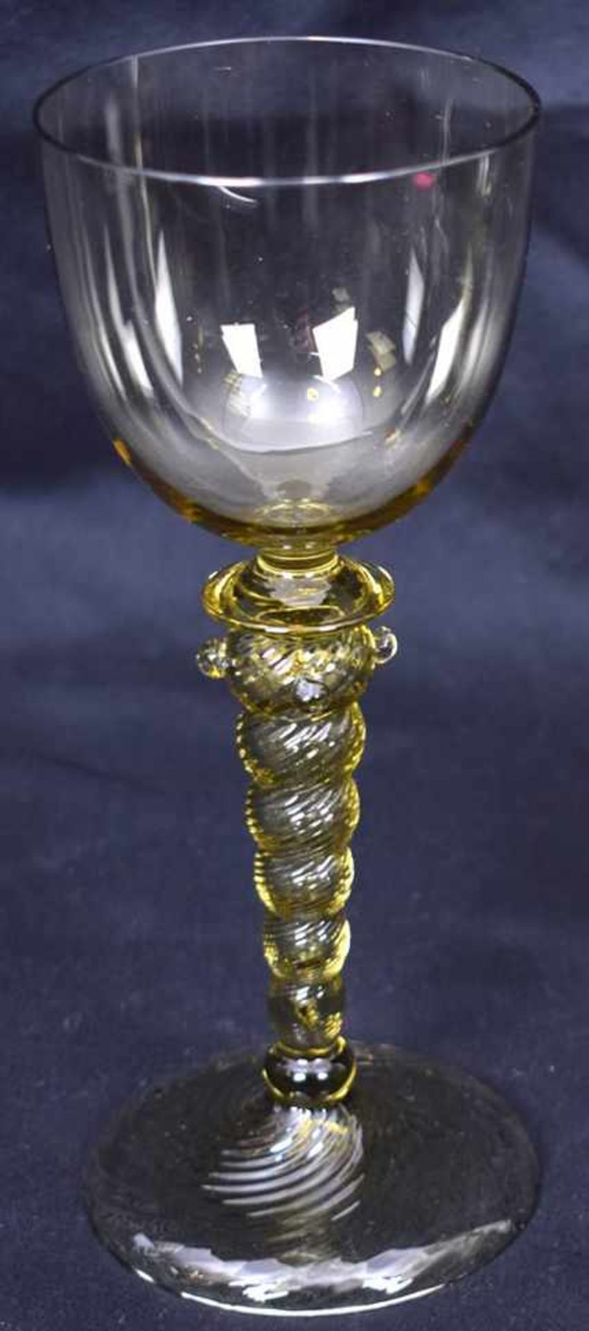 Weinglasgrünes Glas, mit Noppen, H 18 cm, um 1900