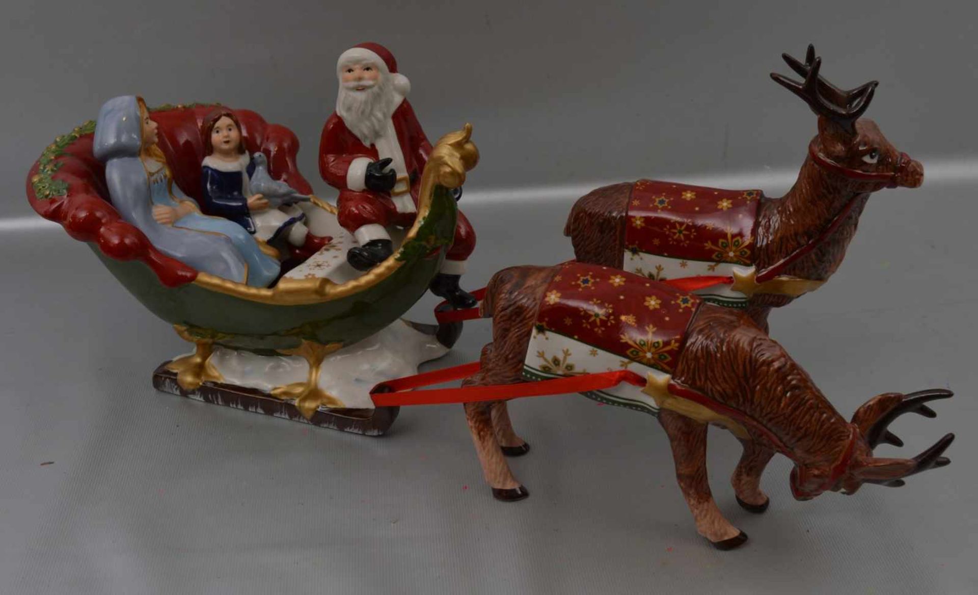 Weihnachtsschlitten mit zwei Rentierenmit zwei Kindern und Weihnachtsmann, bunt bemalt, H 18 cm, L